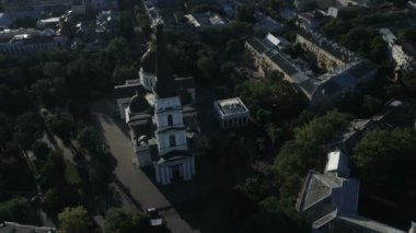 Gerçek zamanlı hava çevresinde döndürme spire Preobrazhensky Katedrali Odessa. Bölüm üç dört