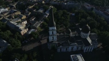 Gerçek zamanlı hava çevresinde döndürme spire Preobrazhensky Katedrali Odessa. Dördüncü Kısım dörtlü