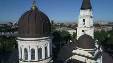 Drone kamera Preobrazhensky Katedrali diğer tarafa Odessa Ukrayna Saborna meydanında yavaş yavaş uçar. Bir kristal berraklığında yaz sabahı alınan