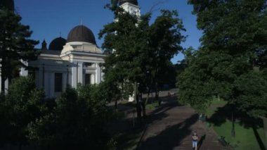 Dron kamera yavaş yavaş yukarı Saborna meydanından Preobrazhensky Katedrali Odessa Ukrayna ortaya çıkarmak için uçar. Bir kristal berraklığında yaz sabahı alınan