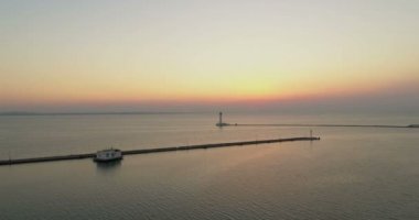Drone hızda Odessa Port Odessa deniz feneri doğru Sakin suların üzerinden uçar. Uzaktan rising sun
