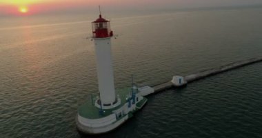Drone Odessa deniz feneri şafak uçar. Arkasında yükselen.