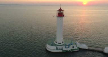 Drone Odessa deniz feneri şafak uçar. Arkasında yükselen.