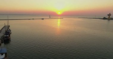 Drone Odessa bağlantı noktası üzerinden geriye doğru gündoğumu ve Uzaktan deniz feneri ile uçar