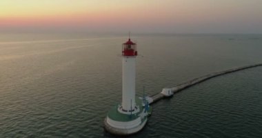 Drone Odessa deniz feneri şafak uçar. Arkasında yükselen.