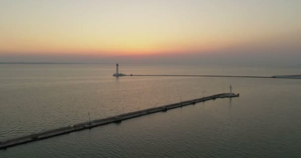 Drone Voa Lado Sobre Águas Tranquilas Porto Odessa Com Farol — Vídeo de Stock