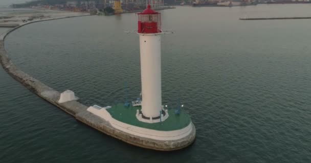 Drone Flyger Runt Odessa Fyren Gryningen Odessas Hamn Ses Bakom — Stockvideo