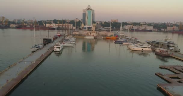 Drohne Steigt Über Dem Yachthafen Kreuzfahrtterminal Von Odessa Auf Die — Stockvideo