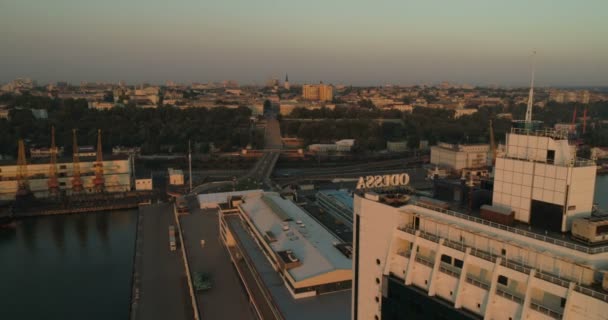 Drone Voa Sobre Hotel Odessa Nascer Sol Para Revelar Horizonte — Vídeo de Stock