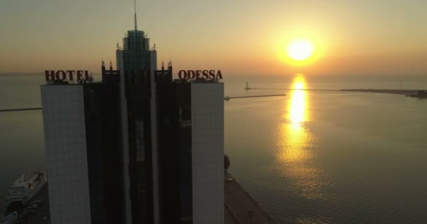 Drone Vuela Hacia Hotel Odessa Amanecer Mostrando Enorme Cartel Odessa — Vídeo de stock