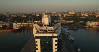 Drone Odessa şehir manzarası ortaya çıkarmak için otel tarafı yükselir