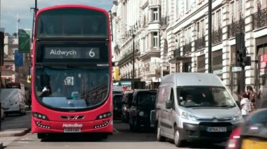 Yakın çekim kırmızı Londra otobüs ve siyah taksi trafik ışıkları Londra Piccadilly Circus ile sürüş.