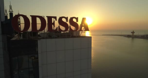 Drone Rastreia Enorme Sinal Odessa Hotel Odessa Com Sol Nascendo — Vídeo de Stock