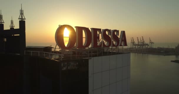 Drone Vola Ritorno Dall Hotel Odessa All Alba Mostrando Massiccio — Video Stock