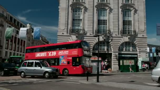 Piccadilly Circus Londra Üzerinden Sürücü Olarak Kırmızı Londra Otobüs Taksi — Stok video