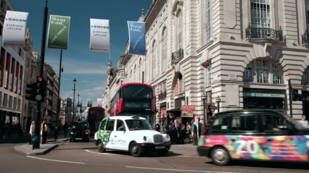 Autobuses Rojos Londres Taxis Negros Pasan Través Semáforos Piccadilly Circus — Vídeos de Stock