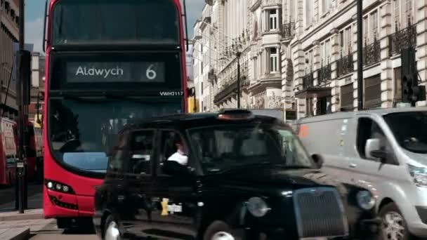 Nära Skott Röd London Buss Och Svarta Taxibilar Passerar Genom — Stockvideo