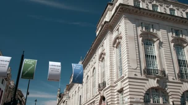 Vrid Nedåt Från Byggnaderna Piccadilly Circus Till Röd London Buss — Stockvideo