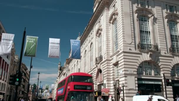 Incline Edifícios Piccadilly Circus Para Ônibus Vermelho Londres Enquanto Atravessa — Vídeo de Stock