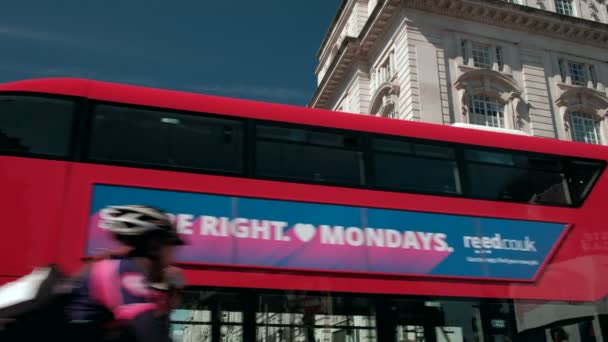 Drie Rode Dubbeldekker Londen Bussen Optrekken Bij Verkeerslichten Piccadilly Circus — Stockvideo