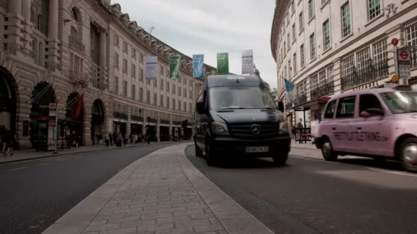 Disparo Bajo Ángulo Medio Regent Street London Mientras Coches Autobuses — Vídeos de Stock