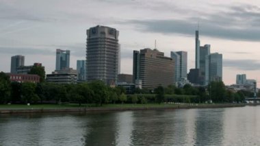 Frankfurt manzarası ve Main Nehri'nin statik erken sabah klip 
