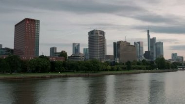 Geniş açı tava ön planda Main Nehri ile Frankfurt manzarası karşısında şafak