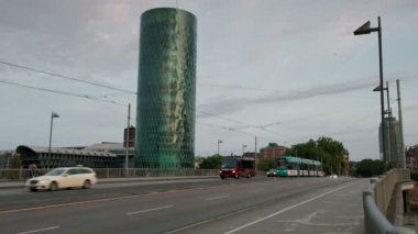 Frankfurt manzarası bir tramvay olarak şafak Friedensbrucke arasında Westhafen kuleden kamera tavalar geçer köprü
