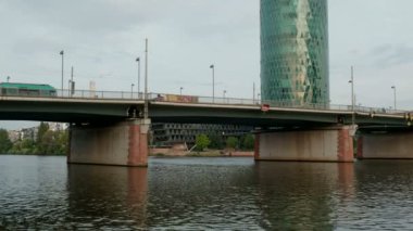 Bir tramvay köprü üstünden geçiyor gibi kamera Friedensbrucke Westhafen Kulesi'ne kadar şafakta tilts