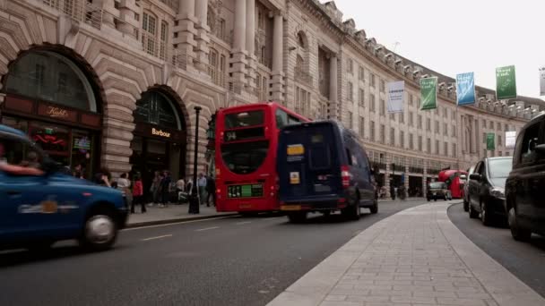 Niski Kąt Pan Nakręconego Środku Regent Street London Jak Samochody — Wideo stockowe