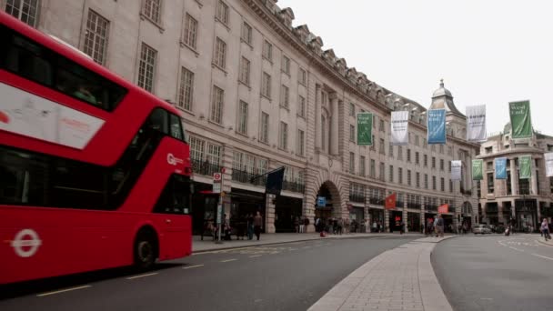 Pan Alacsony Szög Lövés Egész Közepén Regent Street London Autók — Stock videók