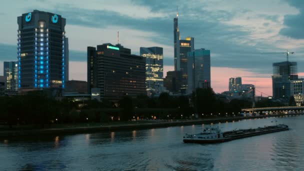 Flodpram Forsegler Ned Main Floden Skumringen Med Frankfurts Skyline Baggrunden – Stock-video