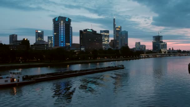 Říční Člun Těsnění Dolů Mohanu Před Svítáním Twilight Panorama Frankfurtu — Stock video