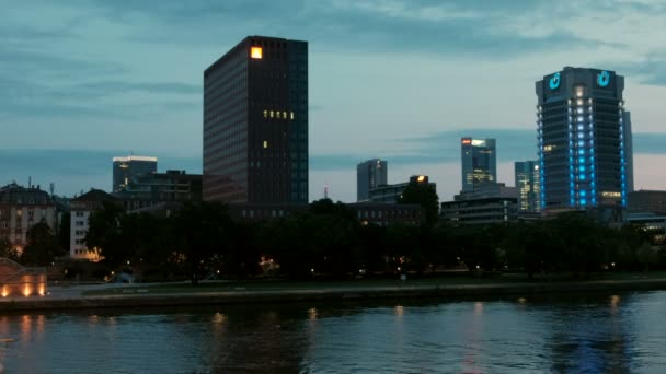 Camera Pans Predawn Twilight Frankfurt Skyline River Main Foreground — Stock Video