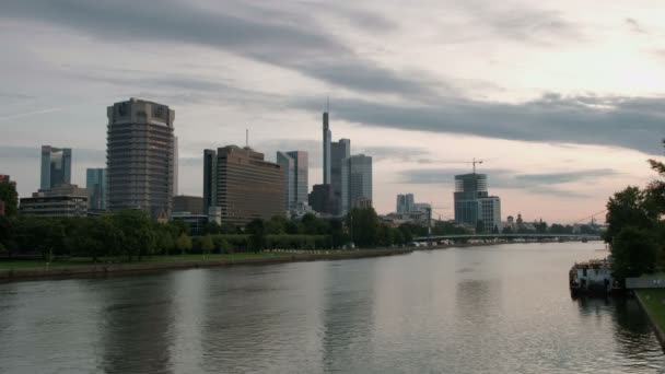 Bred Statisk Klip Ved Daggry Tværs Frankfurt Skyline Med Floden – Stock-video