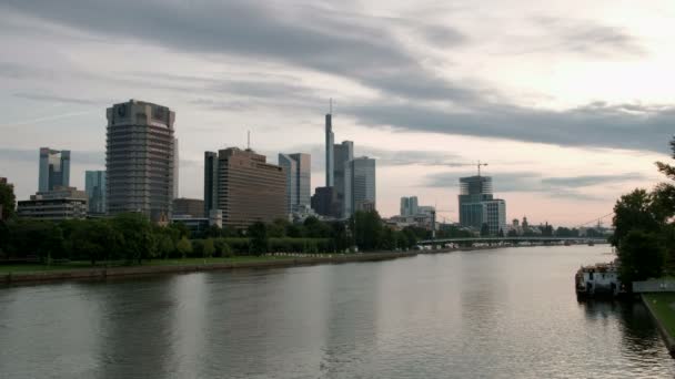 Bred Statisk Klip Ved Daggry Tværs Frankfurt Skyline Med Floden – Stock-video
