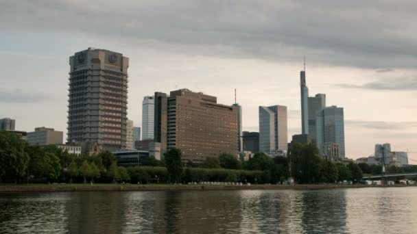 Statisk Lav Vinkel Tidlig Morgen Klip Frankfurt Skyline Floden Main – Stock-video