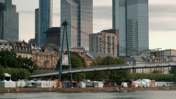 Close Tilt Shot Holbeinsteg Bridge Frankfurt Skyline — Stock Video