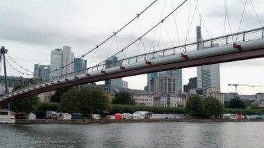 Geniş açı küçük bir tekne olarak Holbeinsteg köprünün altında hızları, Frankfurt manzarası arka planda olduğunu