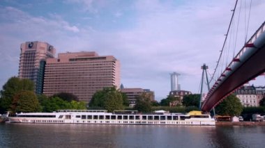 Pan dayalı nehirdeki Main Nehri üzerinde tekne, Frankfurt manzarası Holbeinsteg köprüye altında cruise