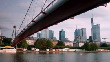 Main Nehri'nin ve Frankfurt manzarası çerçeveleme Holbeinsteg köprü dramatik geniş açı klip