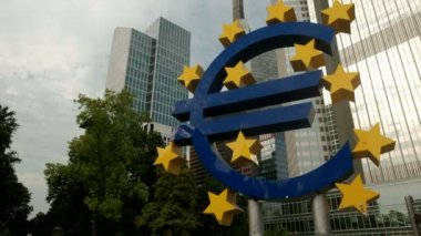 Yavaş tavayla Frankfurt manzarası karşısında Euro heykel Frankfurt