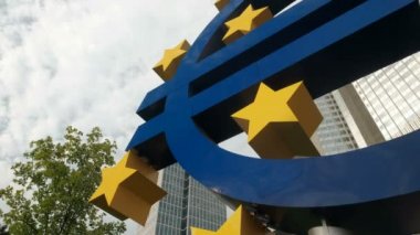 Yavaş tavayla Frankfurt manzarası karşısında Euro heykel Frankfurt