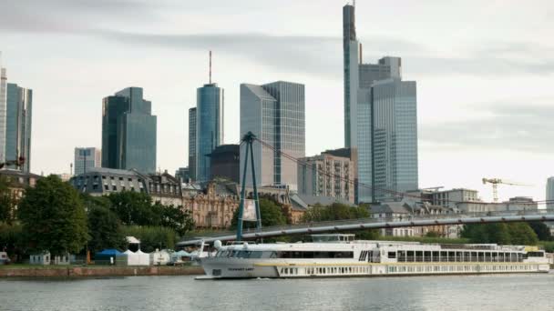 Wide Static Shot Holbeinsteg Bridge Frankfurt Skyline River Cruise Ship — Stock Video