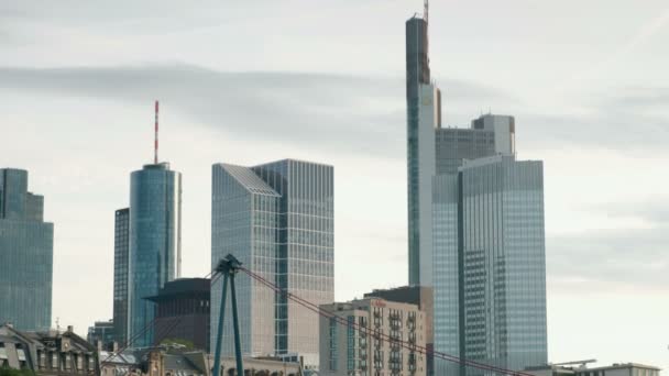 Kippschuss Von Der Frankfurter Skyline Auf Die Holbeinsteg Brücke Das — Stockvideo