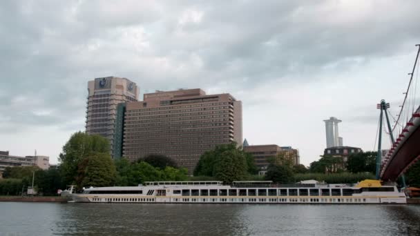 Pan Travers Rivière Main Partir Bateau Croisière Sur Rivière Accosté — Video