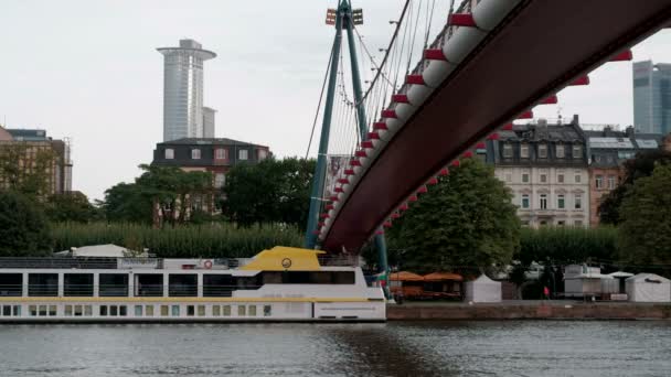 Clip Estático Debajo Del Puente Holbeinsteg Con Crucero Fluvial Atracado — Vídeos de Stock