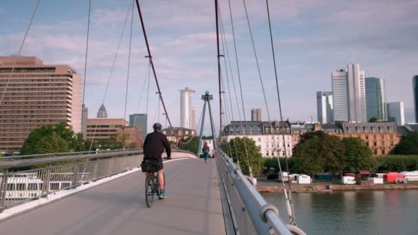 Panorera Från Cyklist Korsa Bron Holbeinsteg Till Frankfurts Skyline Tas — Stockvideo