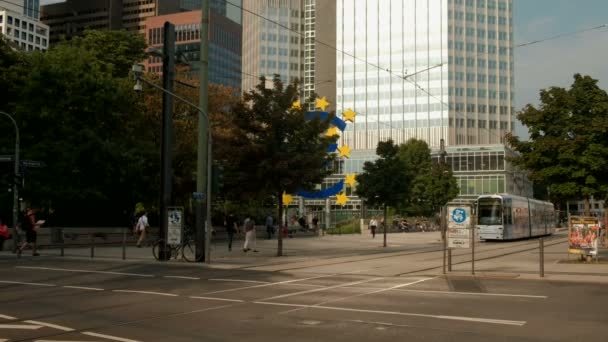 Dönthető Villamos Átkelés Willy Brandt Platz Frankfurti Euro Toronytól Euro — Stock videók