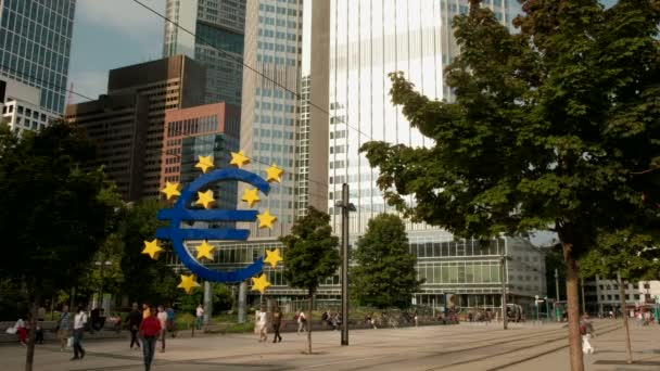 Vom Willy Brandt Platz Zum Euroturm Frankfurt Die Euro Skulptur — Stockvideo